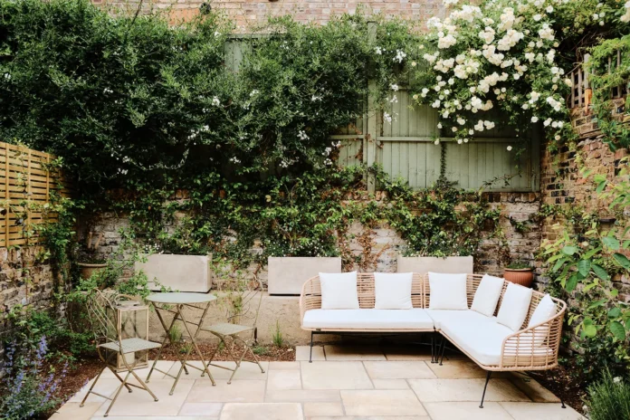 8 Seasonal Garden Ideas for Year-Round Balcony Beauty